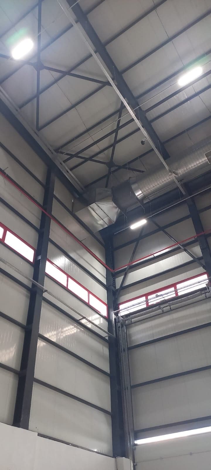 Yüksek tavanlı endüstriyel yapıda çelik kolonlar ve panel duvarlar