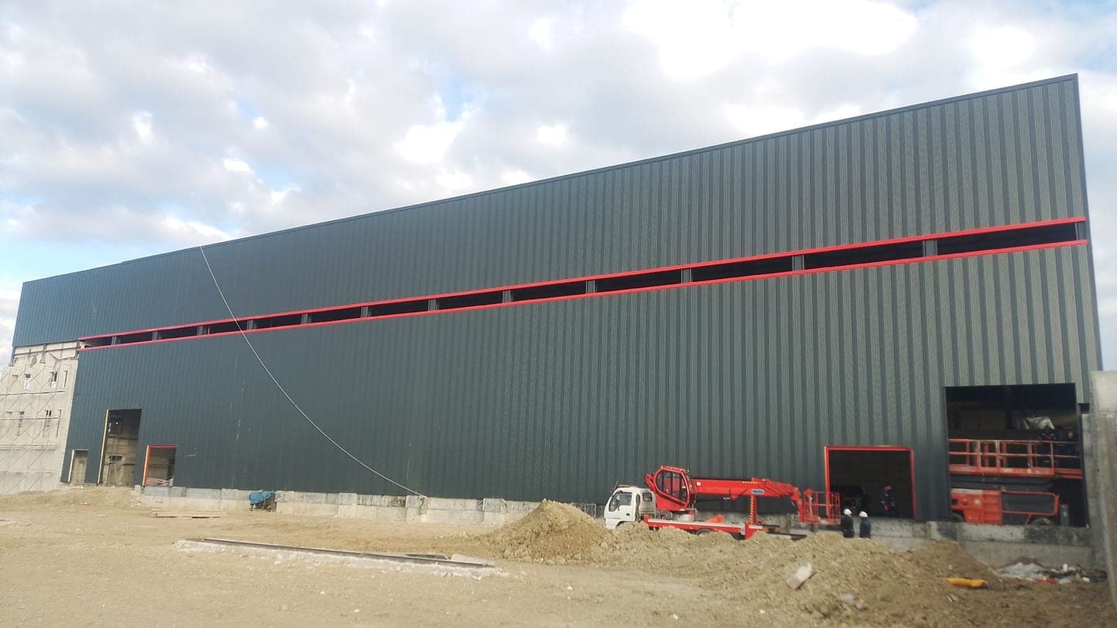 Koyu gri panel cepheli, kırmızı bantlı büyük endüstriyel tesis