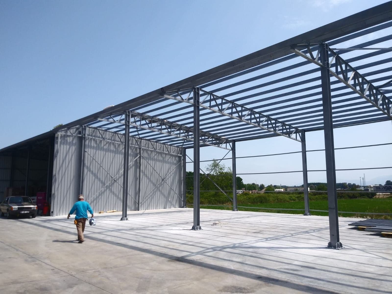 Galvaniz kolon ve kafes kirişlerden oluşan hangar iskeleti