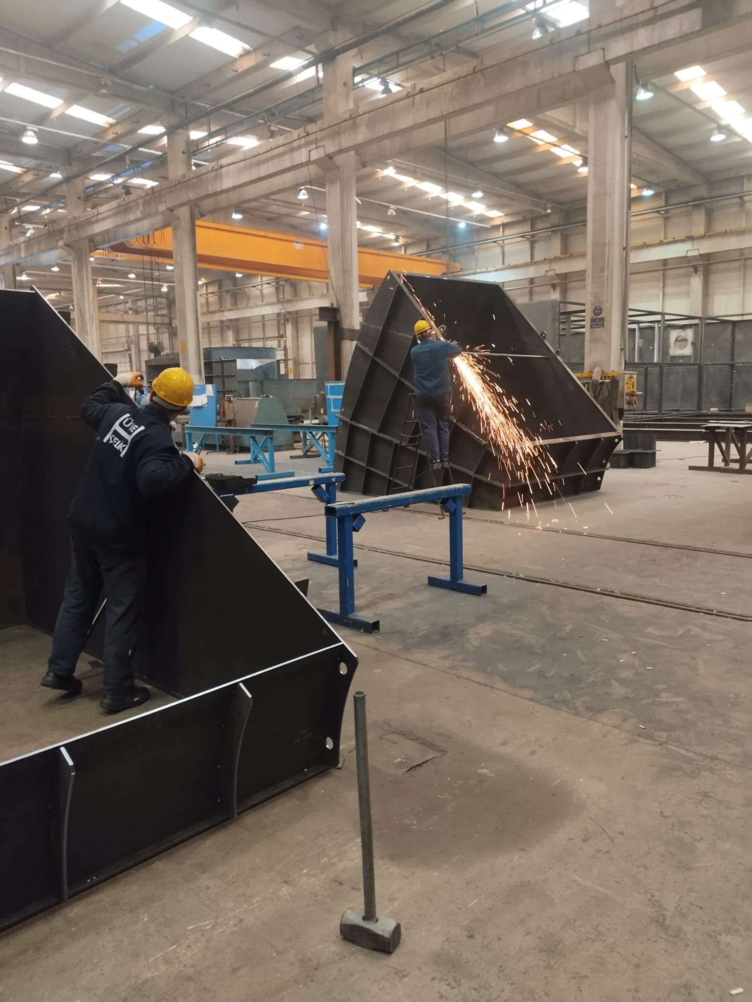 Fabrika içinde büyük çelik parçaların taşlama ve kaynak imalatı
