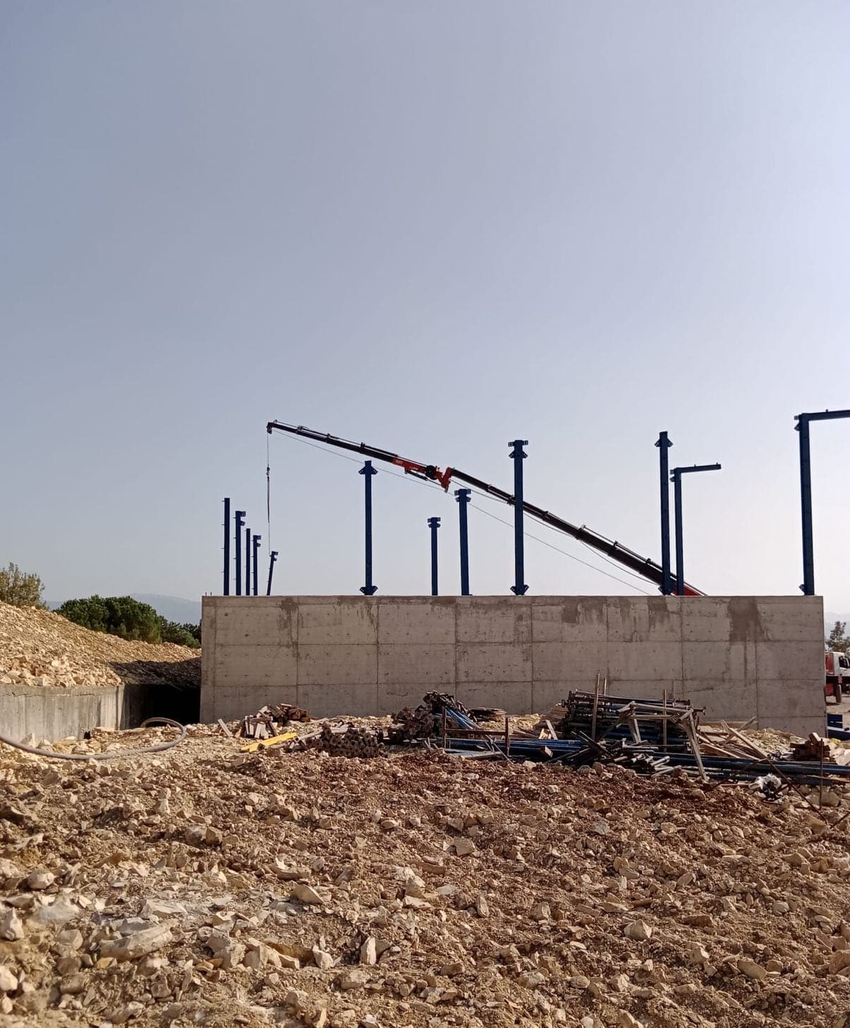 Vinçle çelik kolon montajı yapılan şantiye