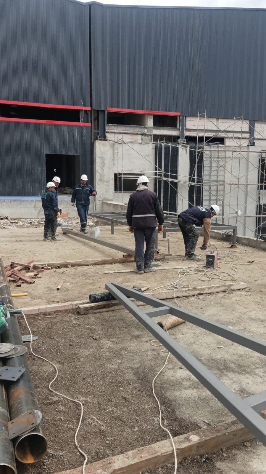 Baretli montaj ekibi sahada çelik elemanların başında