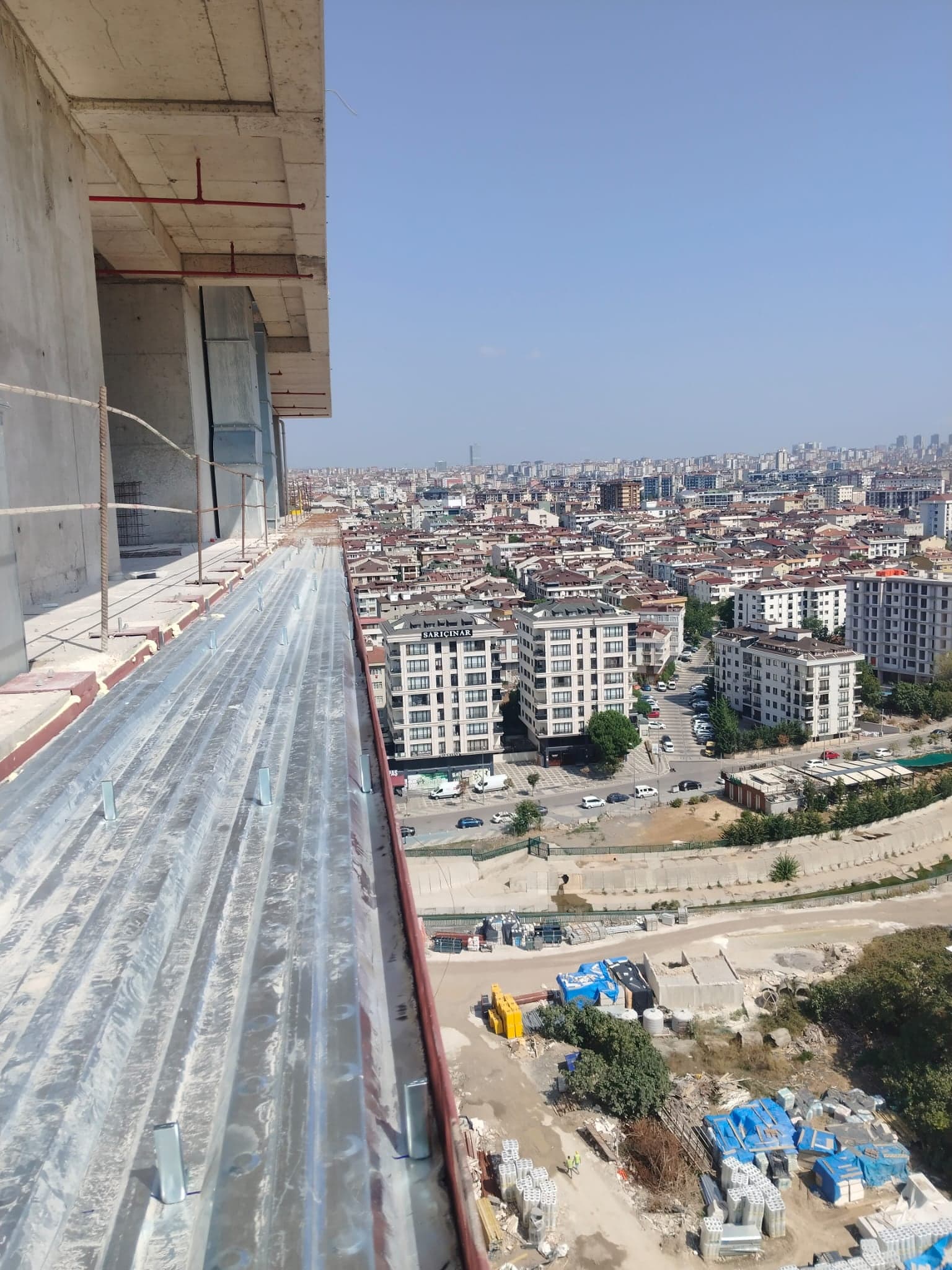 Yüksek bina çatısında galvaniz dere ve oluk uygulaması